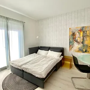 Modernes Apartment, Terrasse Und Garten Am Lilienthalpark Im Südwesten Berlins , Berlin Deutschland